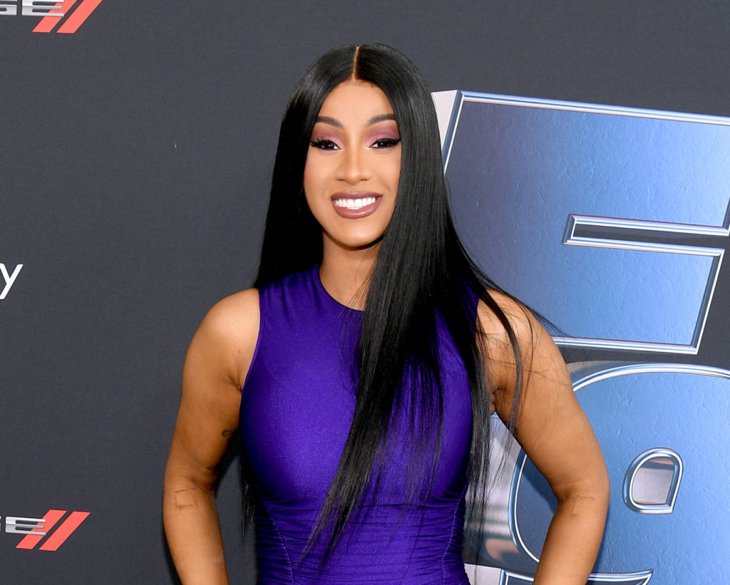  CARDI B AJIWEKA PEMBENI NA MAMBO YA SIASA, ATAJA CHANZO