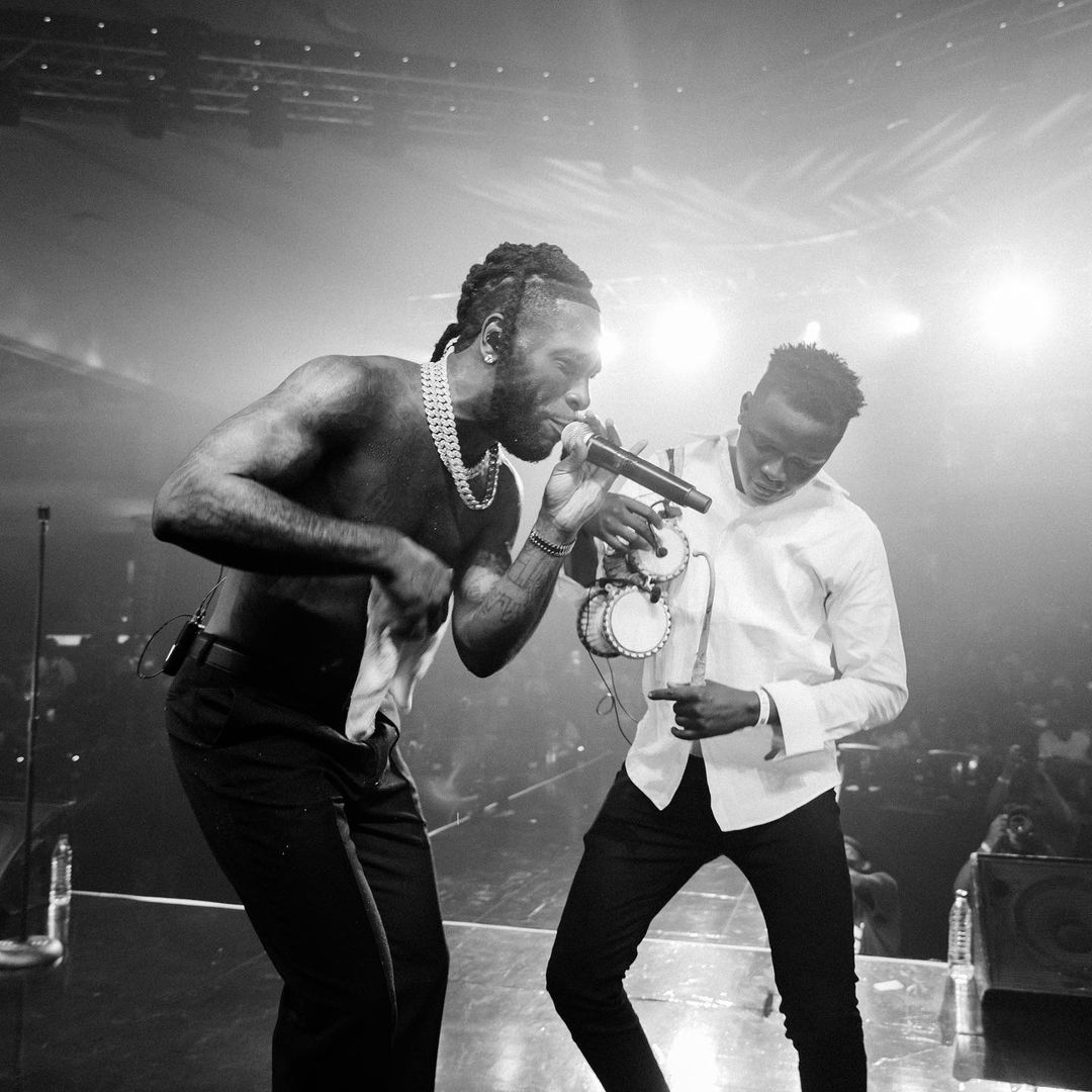  KIJANA ALIYESUKUMWA NA BURNA BOY AAPA KUVAA SHATI MWAKA MZIMA