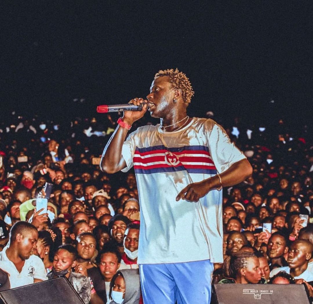  RAPA GRAVITY OMUTUJJU AMSHUSHIA KICHAPO SHABIKI ALIYEMWAGIA DANCER WAKE KINYWAJI AKIWA JUKWAANI