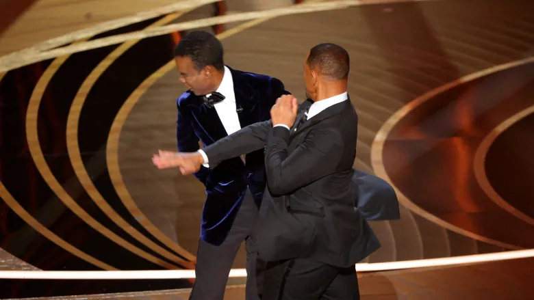  WILL SMITH AMSHUSHIA KICHAPO CHA MBWA MCHEKESHAJI CHRIS ROCK LIVE JUKWAANI KWENYE TUZO ZA OSCARS