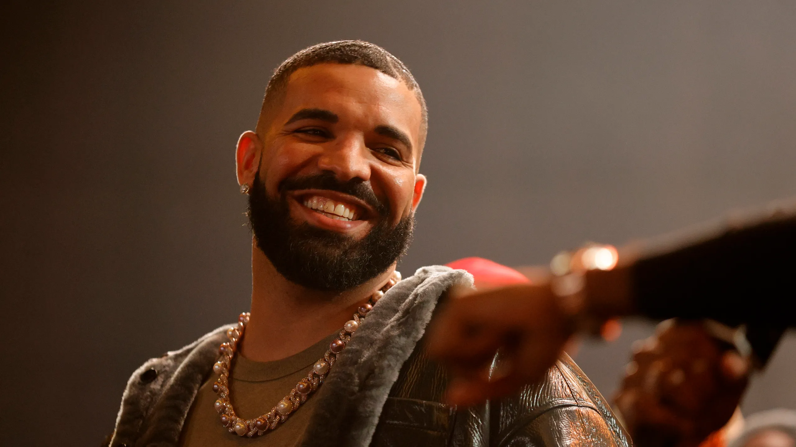  DRAKE AWACHEKA FORBES KWA ORODHA YAO YA WASANII WA HIPHOP WALIOINGIZA FEDHA NYINGI 2021