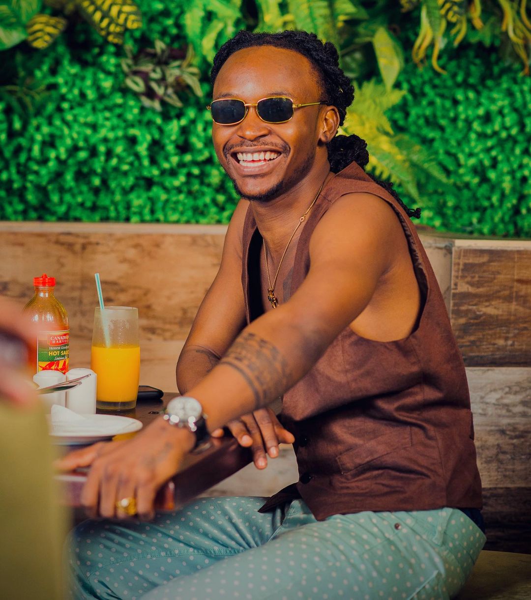  BARNABA KUMVISHA PETE YA UCHUMBA MPENZI WAKE RAYA