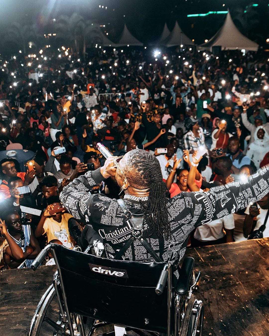  PALLASO KUENDELEA NA SHOWS ZAKE LICHA YA KUUMIA GOTI