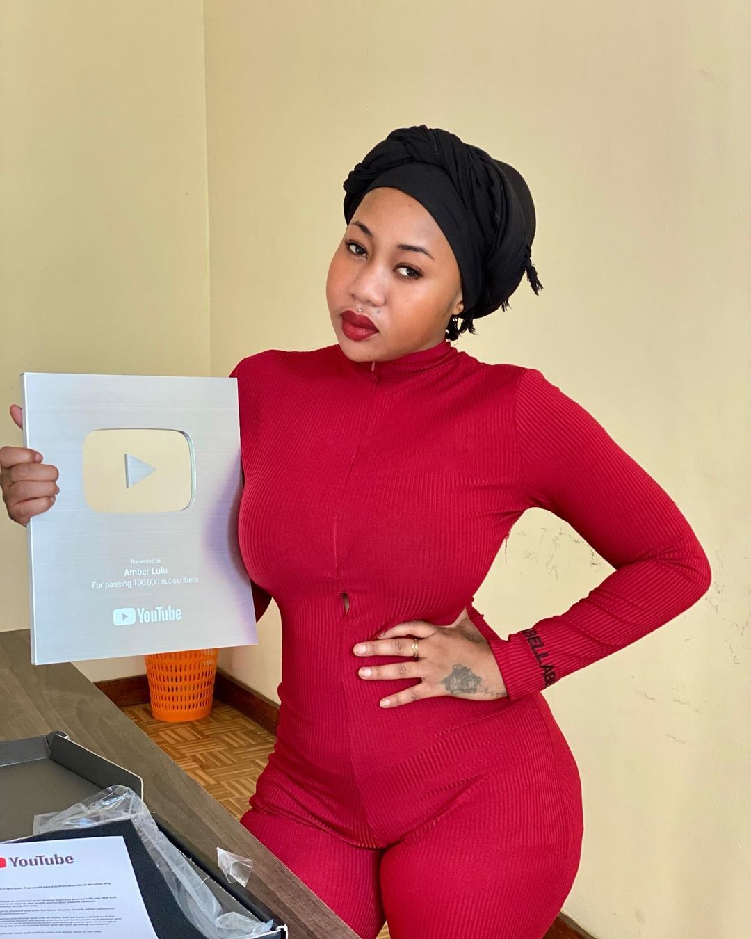  AMBER LULU APOKEZWA TUZO YA SILVER PLAY BUTTON NA MTANDAO WA YOUTUBE
