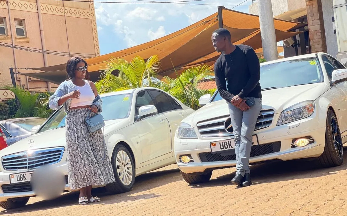  RONNIE MULINDWA ACHUKUA GARI ALIYOMZAWADI MSANII LYDIA JAZMINE