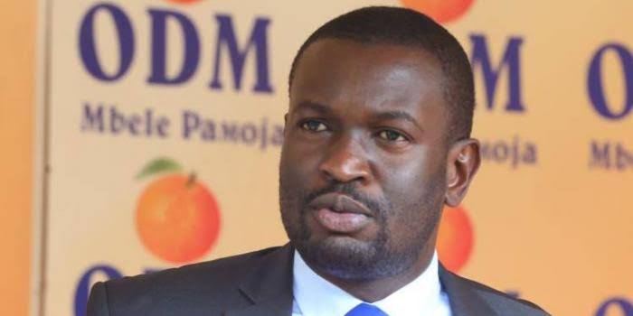  EDWIN SIFUNA AMVUA NGUO BAHATI BILA HURUMA, ADAI THAMANI YAKE NI KSH. 200.