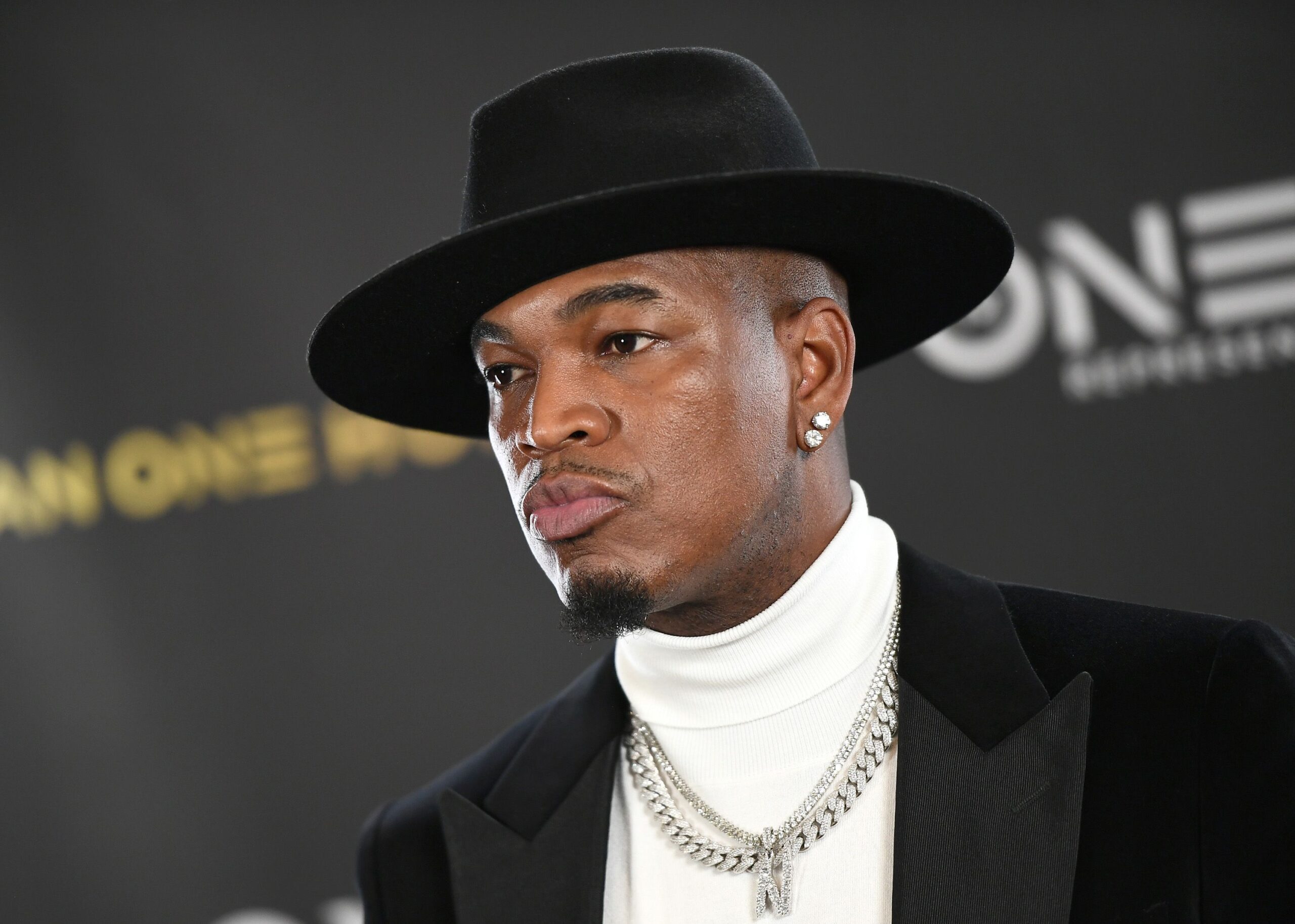  NE-YO AFUNGUKA SABABU YA ALBUM YAKE MPYA KUCHELEWA