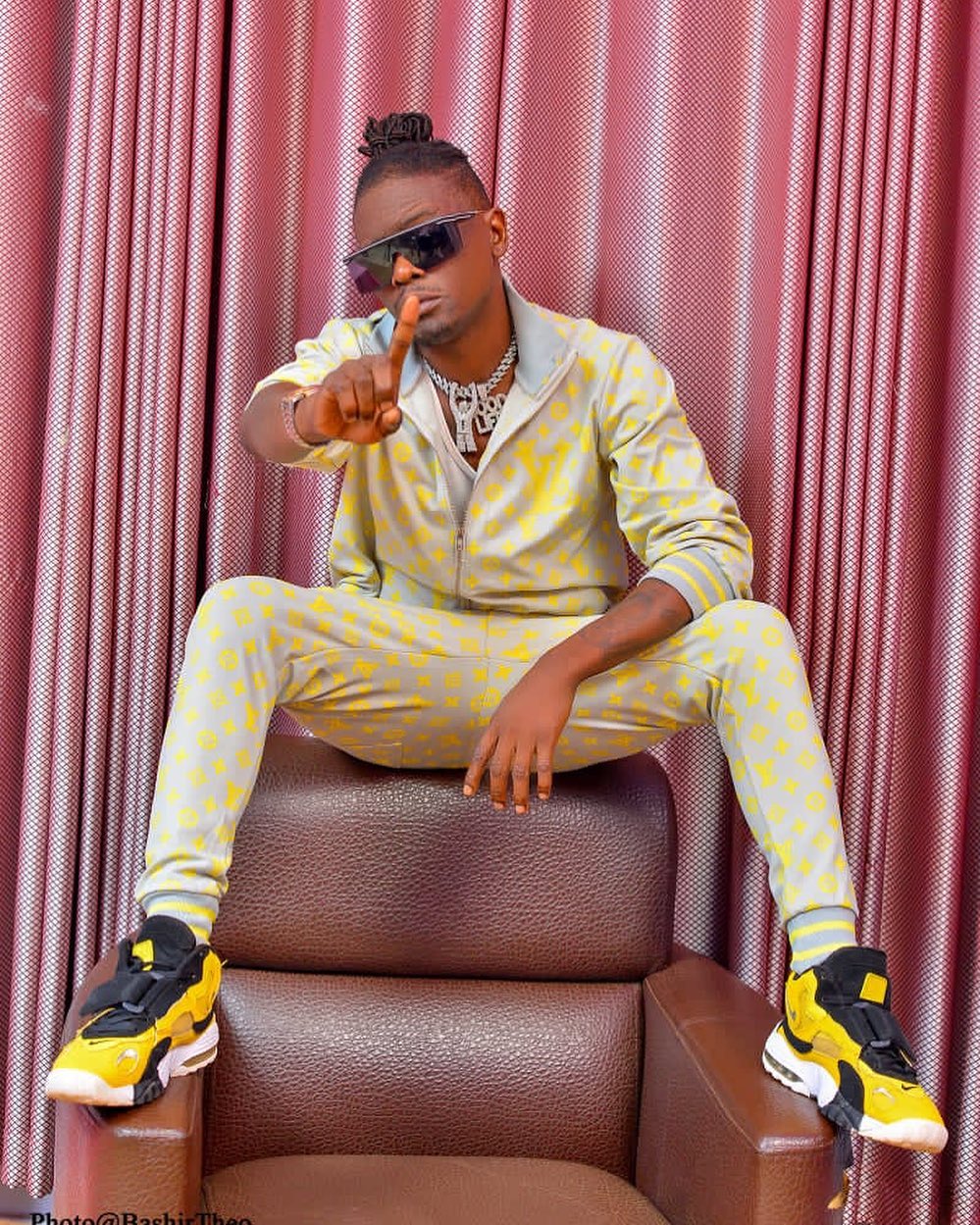  WEASEL MANIZO AWACHANA WANAOMKOSOA MTANDAONI KWA KUMPIGA MKE WAKE