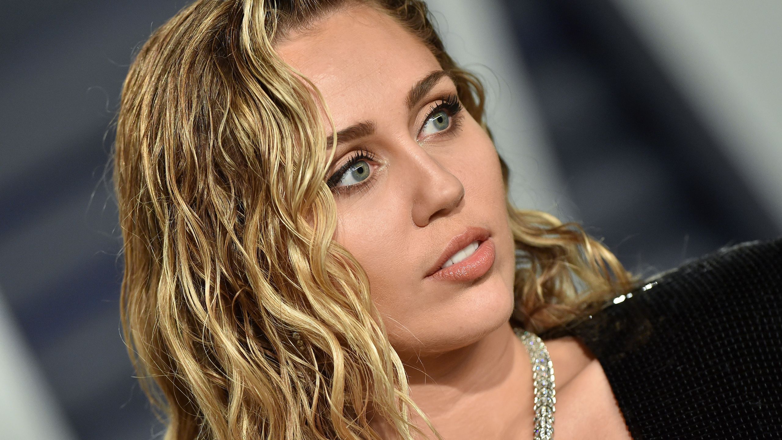  Miley Cyrus Atangaza Ujio wa Albamu Mpya ‘Something Beautiful’