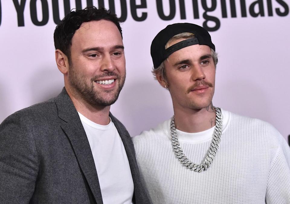  Justin Bieber Bado Anadaiwa Mamilioni na Meneja Wake wa Zamani Scooter Braun