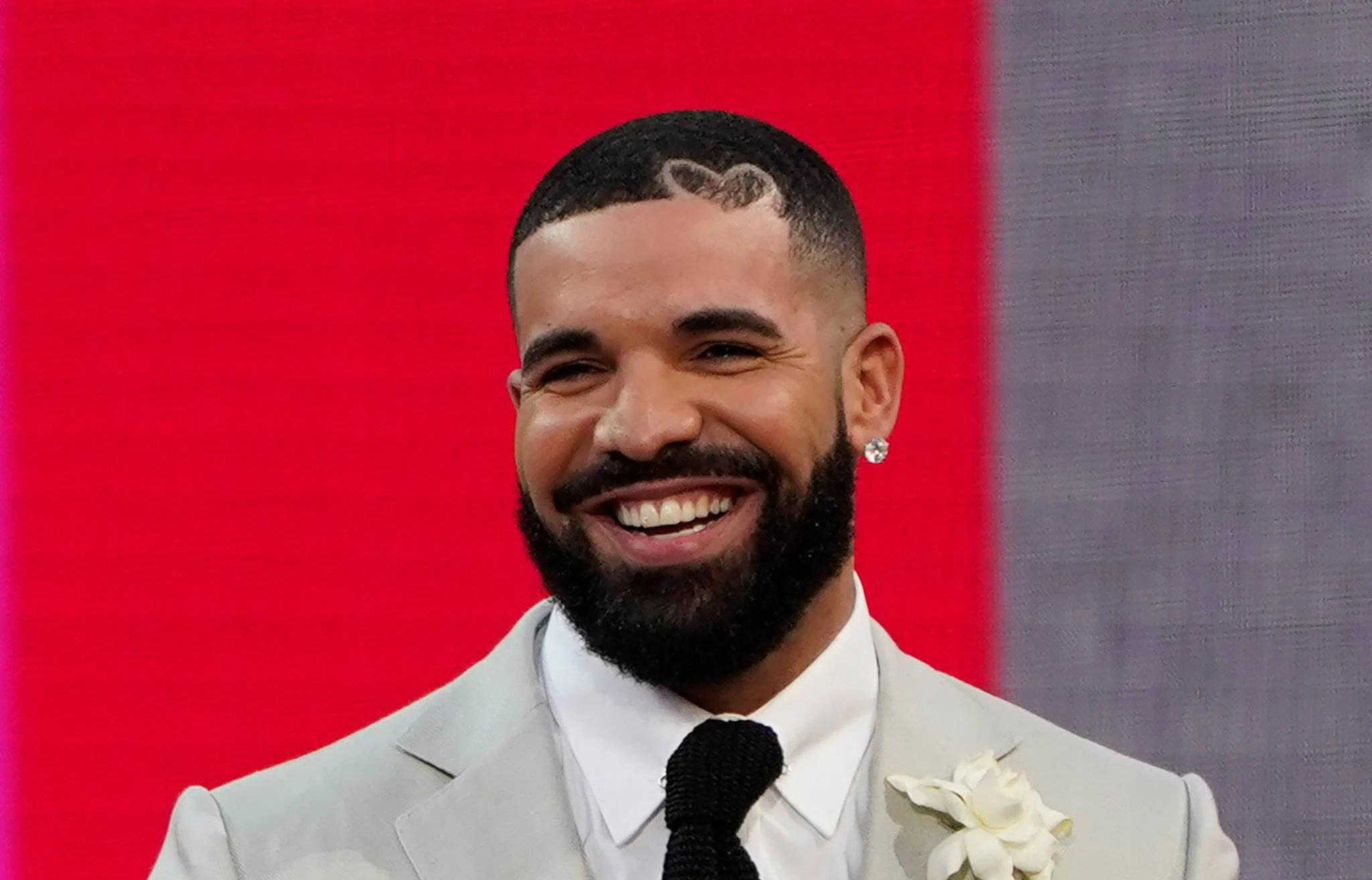  Mfululizo wa Picha za Drake Mtandaoni Wazua Tetesi za Albamu Mpya Iitwayo Ice Man