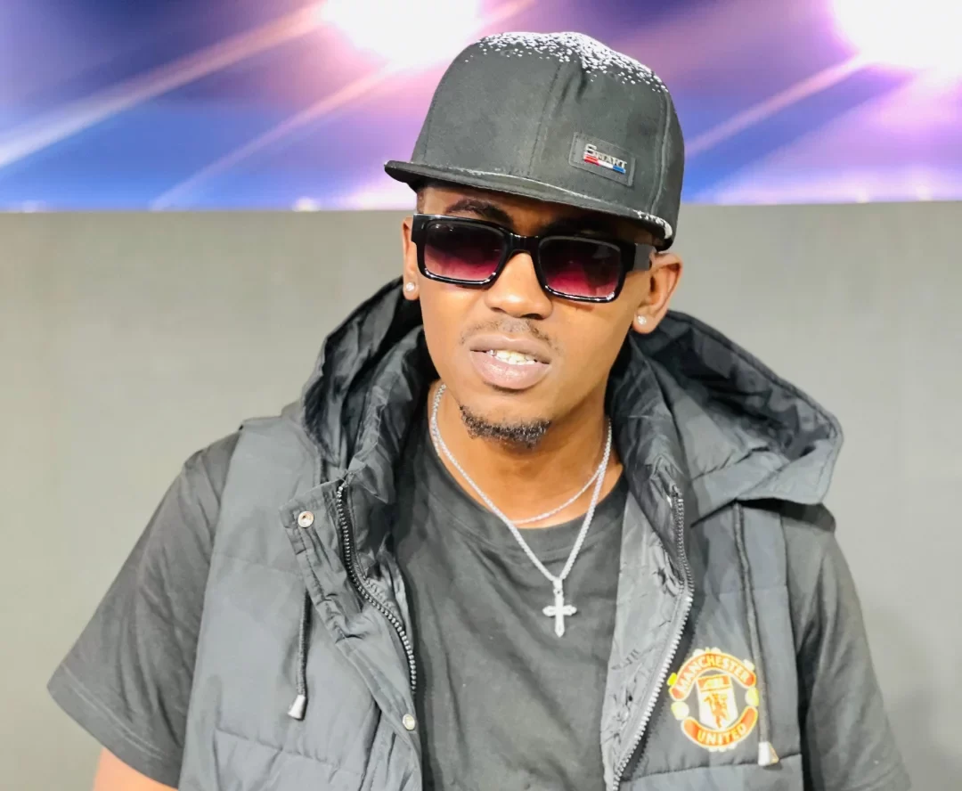  Weezdom Amkosoa Bahati kwa Kuvaa Mavazi ya Mkewe