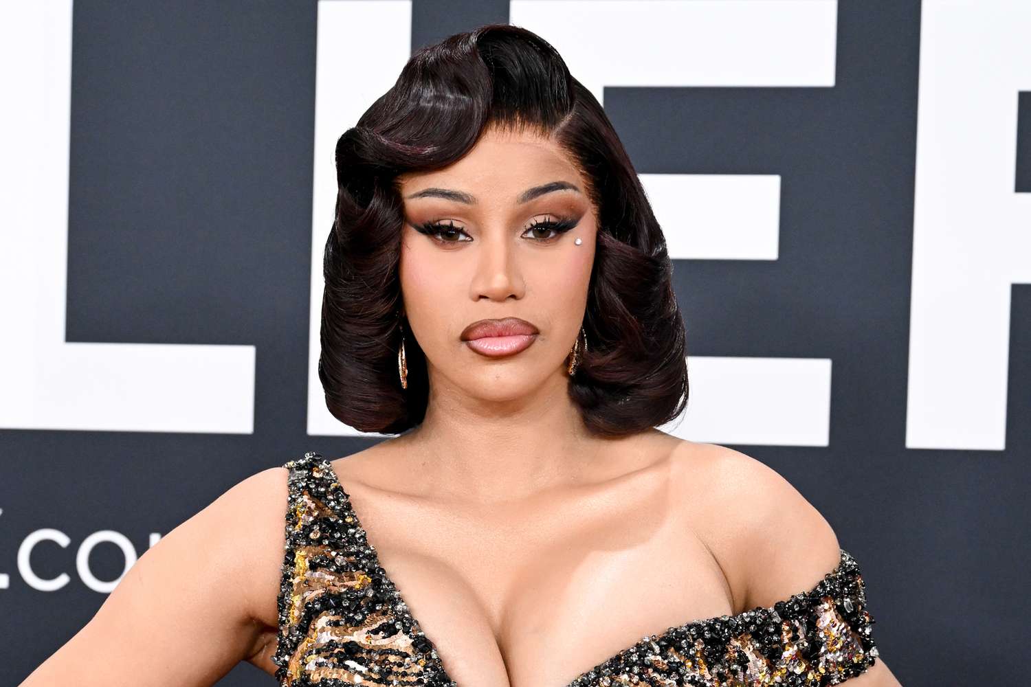  Wakili wa Cardi B Ajibu Kesi ya Kipaza Sauti