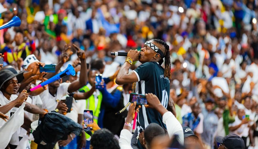  Jose Chameleone na Juliet Zawedde Wazua Gumzo kwa Mabusu Jukwaani