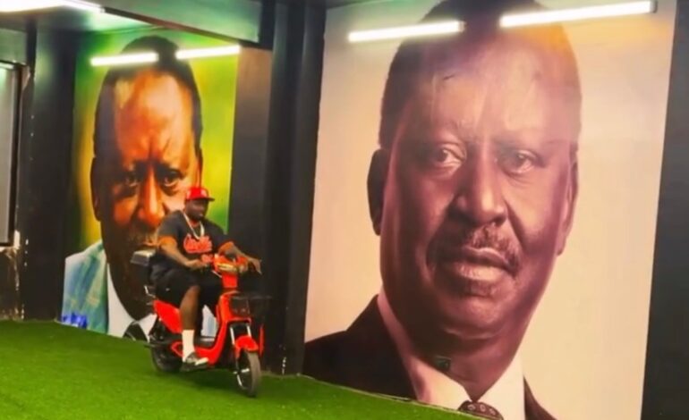  Khaligraph Jones Atoa Heshima kwa Hayati Raila Odinga kwa Kuweka Picha zake Ukutani