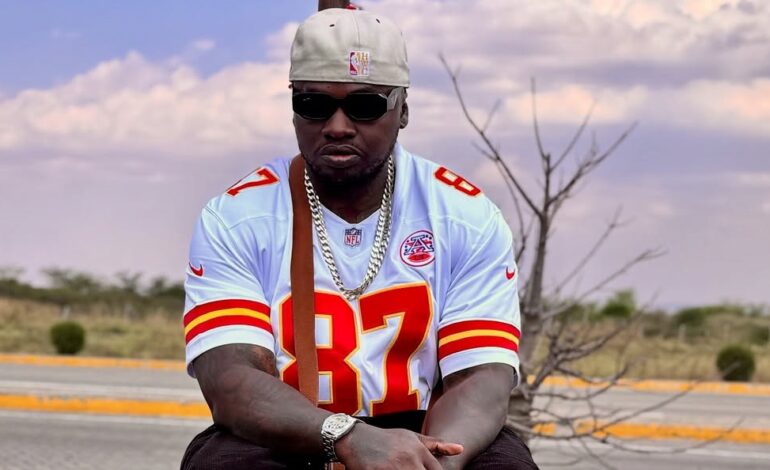 Khaligraph Jones Awatolea Uvivu Wakosoaji wa Mavazi Yake