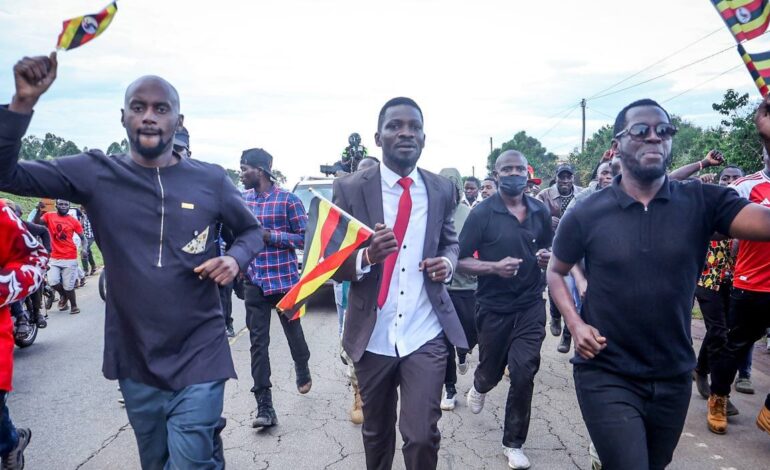 Bobi Wine Avurugana na Polisi wa Kutuliza Ghasia Mbarara Uganda