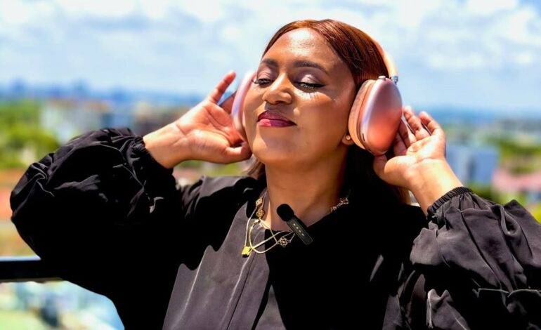 Bella Kombo Akataa Kufuta Tatto Zake Licha ya Lawama