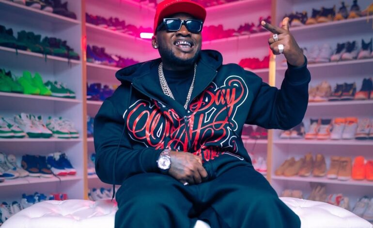  Khaligraph Jones Aidharau Orodha ya Shabiki Aliyewataja Wasanii Wanaoweza Kumpa Ushindani